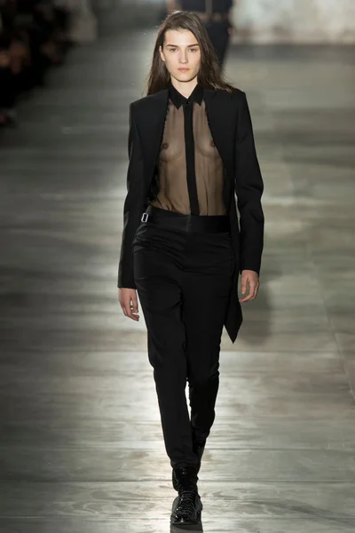 Look 16